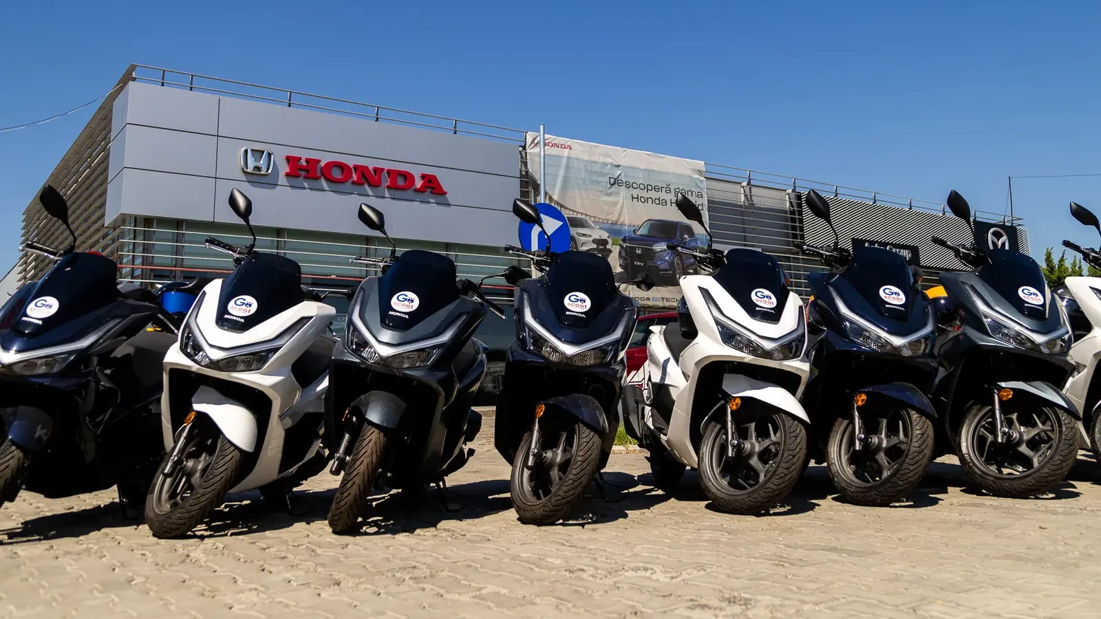 Honda PCX GoScoot pe o stradă din București