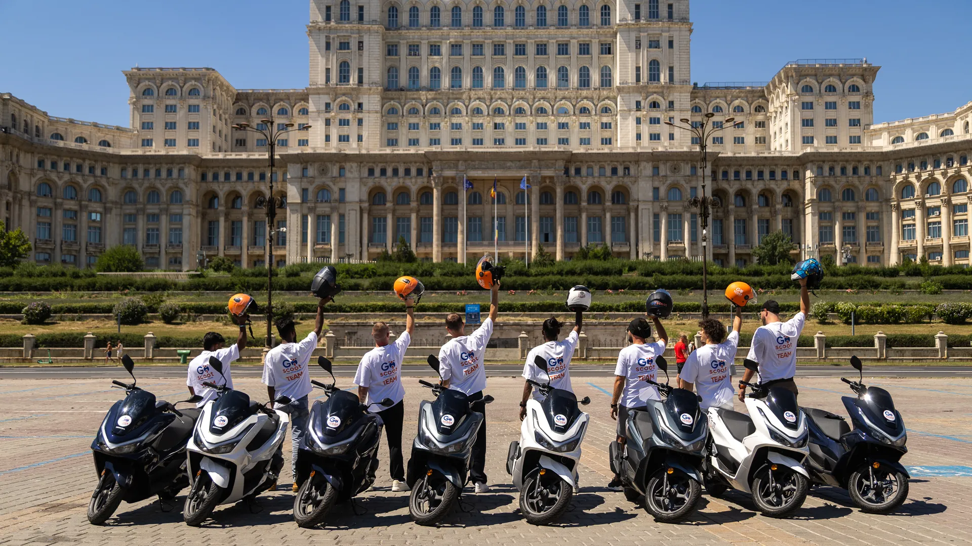 Flota Honda PCX GoScoot Urban în fața Palatului Parlamentului, București