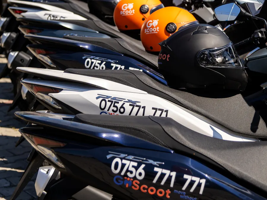 Căști GoScoot pe scuterele din flotă