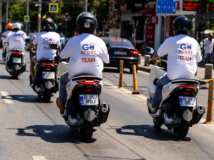 Convoi GoScoot pe străzile Bucureștiului